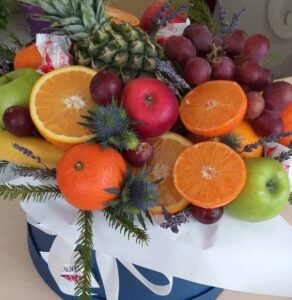 Новогодний фруктовый бокс бокс.Наполение и стоимость зависит от пожелания и предпочтения заказчика.Все ваши предпочтения можете описать ,используя контакт на сайте (Vaiber, WhatsApp, Telegram)