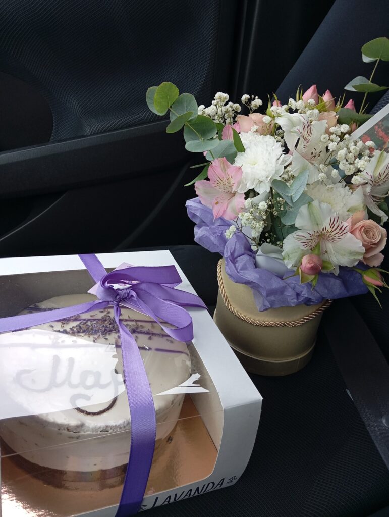 Мечтаете о сладком дополнении к вашему празднику? Предлагаем вам заказать к цветам восхитительный сладкий комплимент!