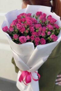 Букет из кустовыз роз,цвет розовый 